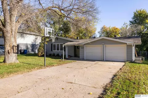 3129 Cottonwood Ln, Omaha, NE 68134