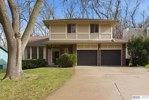 907 Wolf Ln, Bellevue, NE 68005