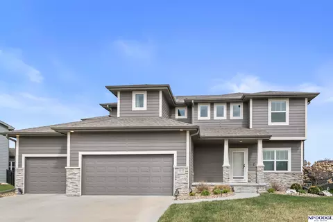 5216 Heartland Dr, Papillion, NE 68133