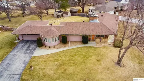 8633 Broadmoor Dr, Omaha, NE 68114
