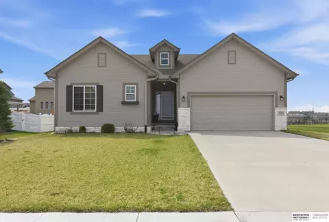 11003 Superior Dr, Papillion, NE 68046