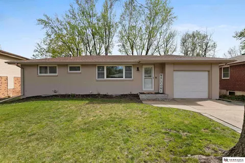 7941 Steinway Rd, Lincoln, NE 68505