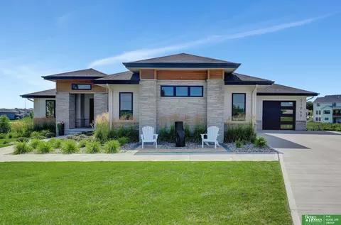 21068 Valley Cir, Elkhorn, NE 68022