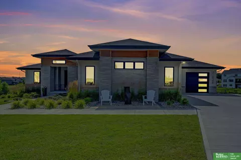 21068 Valley Cir, Elkhorn, NE 68022