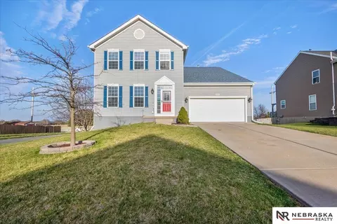 2201 S River Rock Dr, Papillion, NE 68046