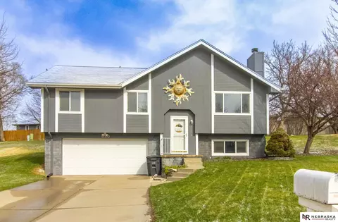 18910 Costanzo Cir, Elkhorn, NE 68022