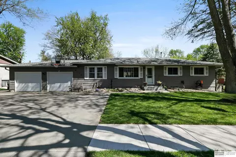 8110 S Cherrywood Dr, Lincoln, NE 68510