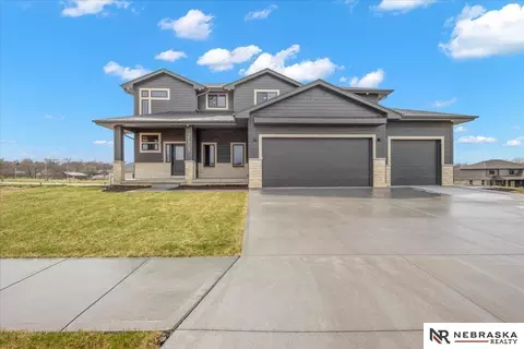 21707 Glenmore Dr, Gretna, NE 68028