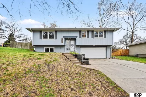 3002 Cottonwood Ln, Omaha, NE 68134