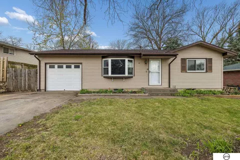 261 E Cherrywood Dr, Lincoln, NE 68510