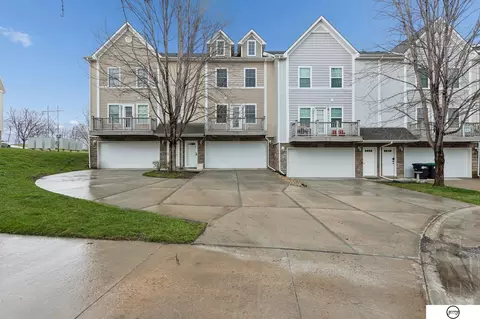 16760 Laurel Plz, Omaha, NE 68116