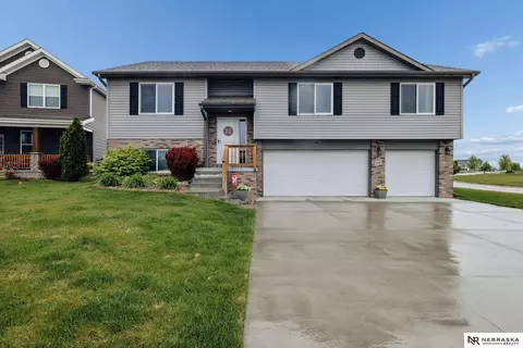 6025 N 15th Ct, Lincoln, NE 68521
