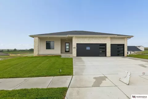 8815 Legacy St, Papillion, NE 68046