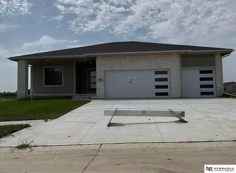8815 Legacy St, Papillion, NE 68046