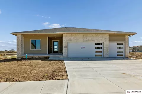 8815 Legacy St, Papillion, NE 68046