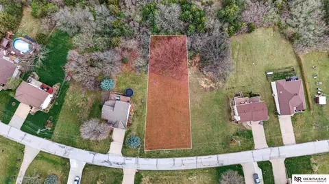 8607 Pawnee Ln, Plattsmouth, NE 68048