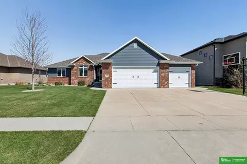 1228 Maplewood Dr, Fremont, NE 68025