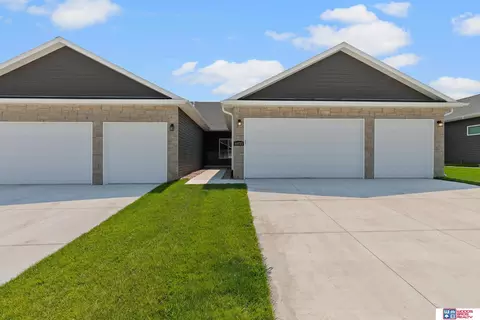 10721 Majestic Ln, Lincoln, NE 68527
