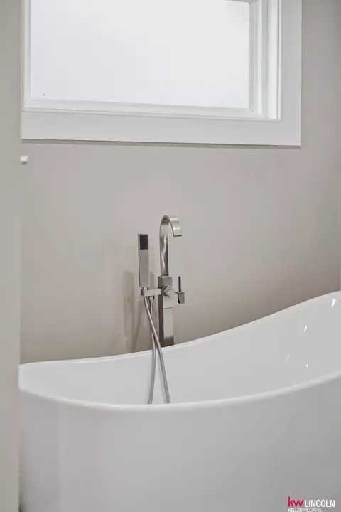Bath - 1305 S 4th Ave, Beatrice, NE 68310 photo 8 of 12