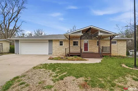 Exterior - 1305 S 4th Ave, Beatrice, NE 68310 photo 1 of 10