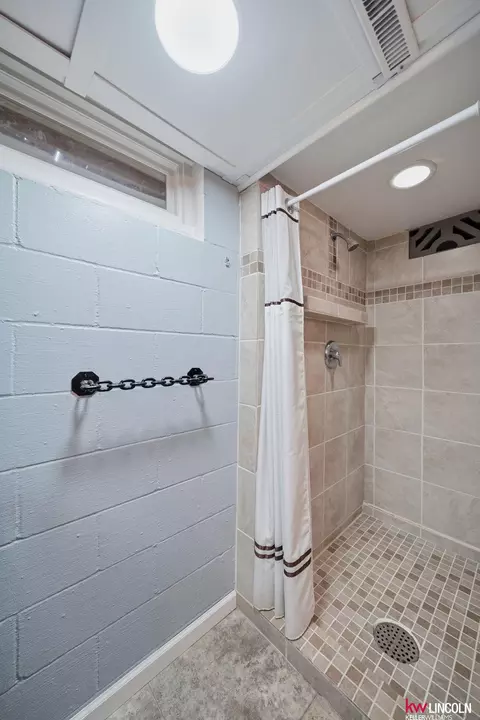 Bath - 1305 S 4th Ave, Beatrice, NE 68310 photo 11 of 12
