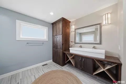 Bath - 1305 S 4th Ave, Beatrice, NE 68310 photo 5 of 12