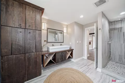Bath - 1305 S 4th Ave, Beatrice, NE 68310 photo 4 of 12