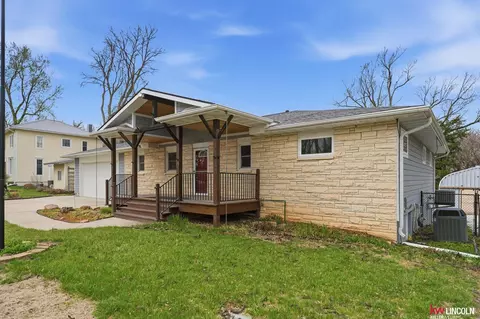 Exterior - 1305 S 4th Ave, Beatrice, NE 68310 photo 2 of 10