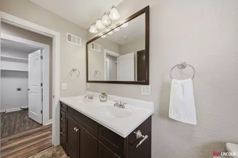Bath - 1305 S 4th Ave, Beatrice, NE 68310 photo 2 of 12