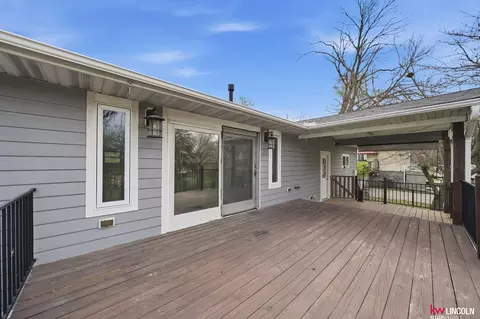 Exterior - 1305 S 4th Ave, Beatrice, NE 68310 photo 4 of 10