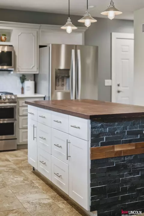 Kitchen - 1305 S 4th Ave, Beatrice, NE 68310 photo 3 of 10