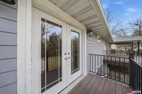 Exterior - 1305 S 4th Ave, Beatrice, NE 68310 photo 6 of 10