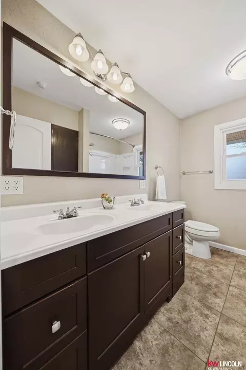 Bath - 1305 S 4th Ave, Beatrice, NE 68310 photo 1 of 12
