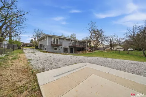 Exterior - 1305 S 4th Ave, Beatrice, NE 68310 photo 9 of 10