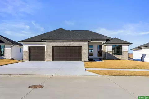 5420 N 213th St, Elkhorn, NE 68022