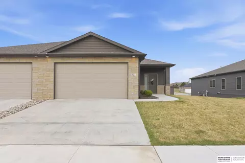 323 Deep Water Dr, Lincoln, NE 68527