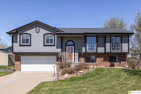 1702 Savannah Dr, Papillion, NE 68133