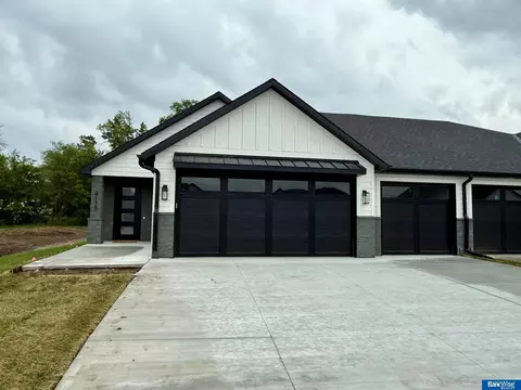 9124 Hillcrest Trl, Lincoln, NE 68520