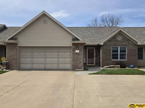 511 Clearwater Cir, Beatrice, NE 68310
