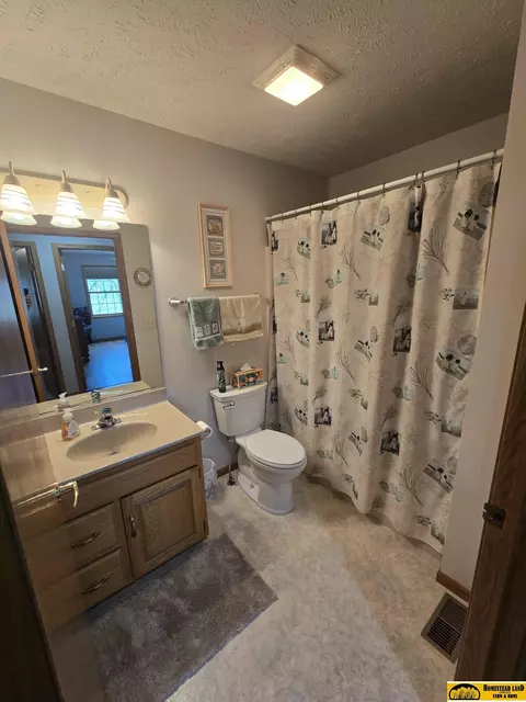 Bath - 511 Clearwater Cir, Beatrice, NE 68310 photo 1 of 2