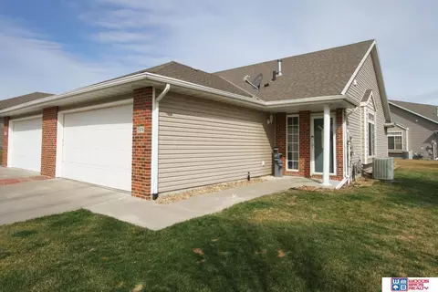 8976 Broken Spoke Dr, Lincoln, NE 68507