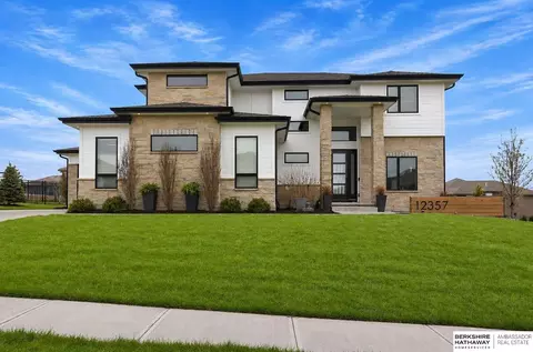 12357 Cooper St, Papillion, NE 68046