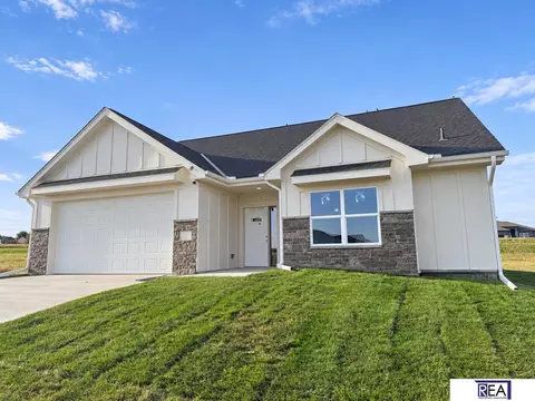 8910 Reed St, Papillion, NE 68046