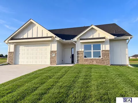 8910 Reed St, Papillion, NE 68046