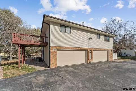 823 N 123 Ct, Omaha, NE 68154