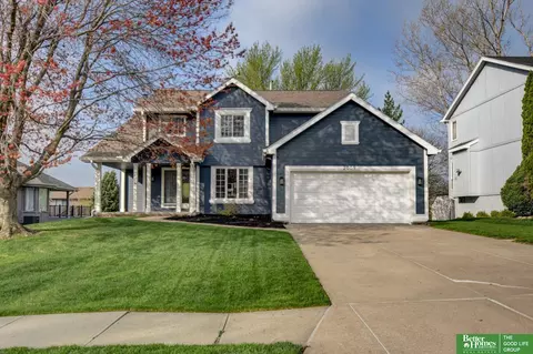 2009 Liberty Ln, Papillion, NE 68133
