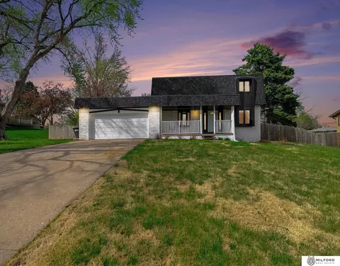 9716 Hartman Ave, Omaha, NE 68134