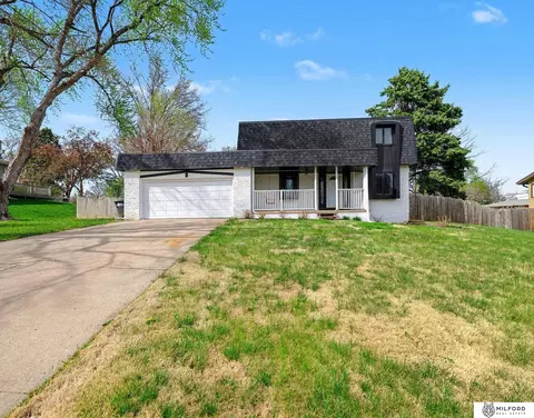 9716 Hartman Ave, Omaha, NE 68134