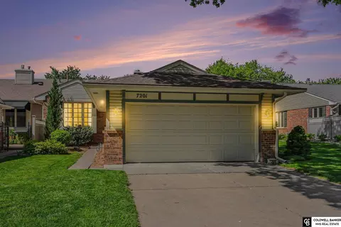7201 Grand Oaks Dr, Lincoln, NE 68516
