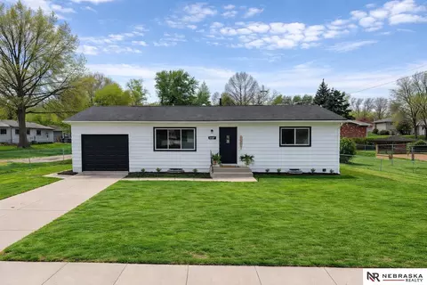 8107 Beechwood Dr, Lincoln, NE 68510